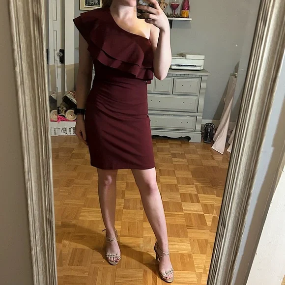 NWT - S - MAROON/BURGUNDY OFF SHOULDER RUFFLE BODY CON MINI DRESS - Picture 1 of 5